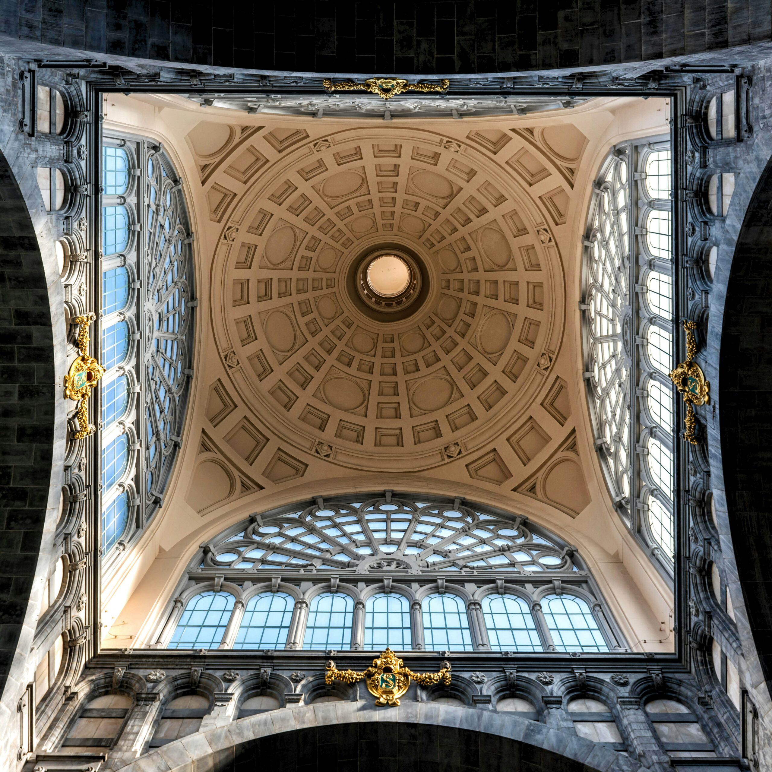 a view of the ceiling of a large building