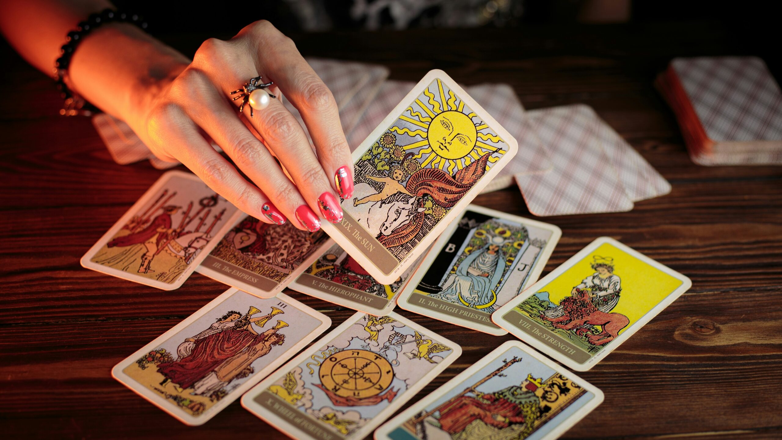 Saber, Querer, Osar, Callar: Los Renglones Torcidos del Tarot