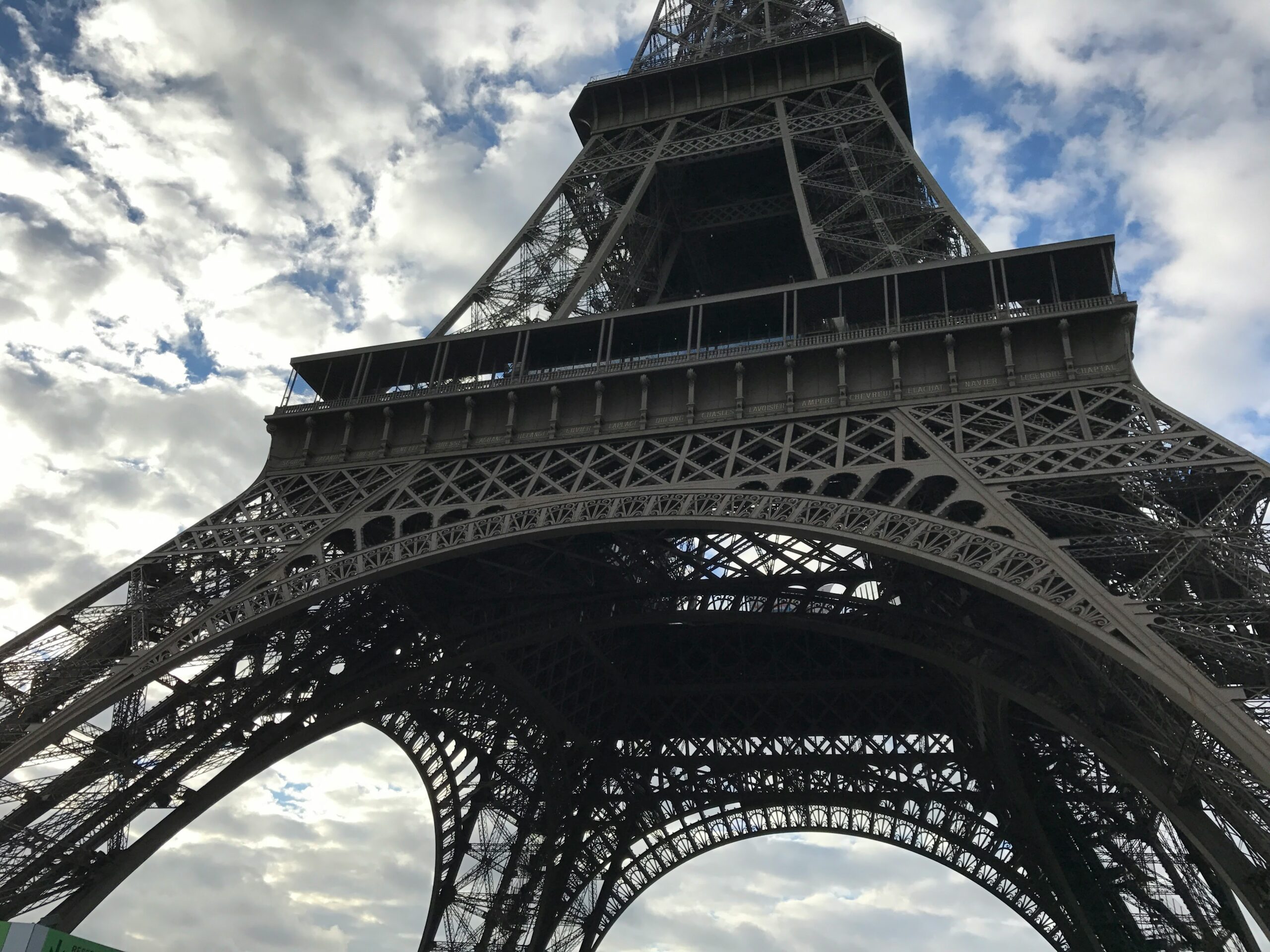 Tour Eiffel Victor Lustig : L’homme qui vendit la Tour Eiffel… deux fois