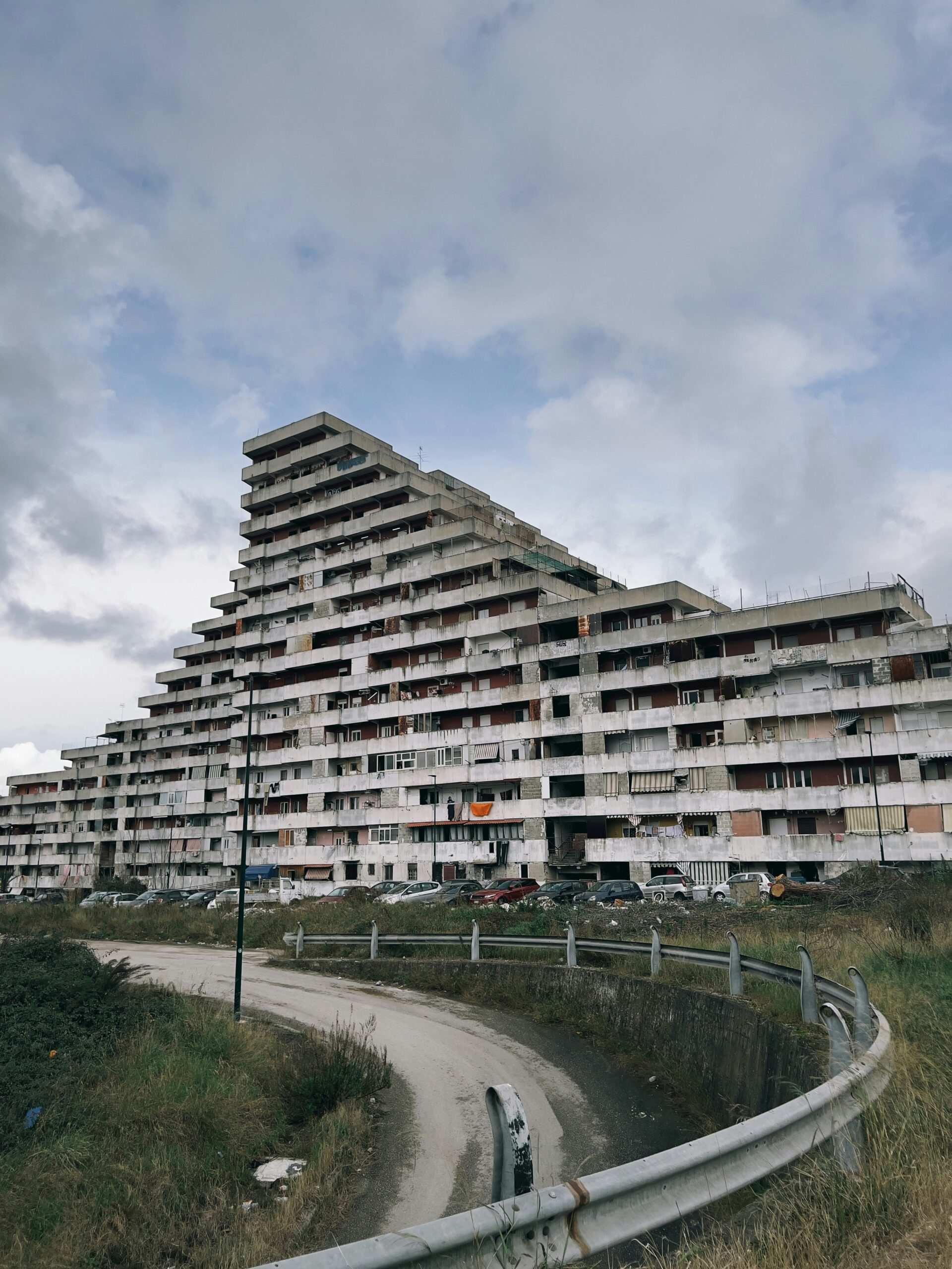 Il Crollo delle Vele di Scampia: Una Storia di Degrado e Rinascita