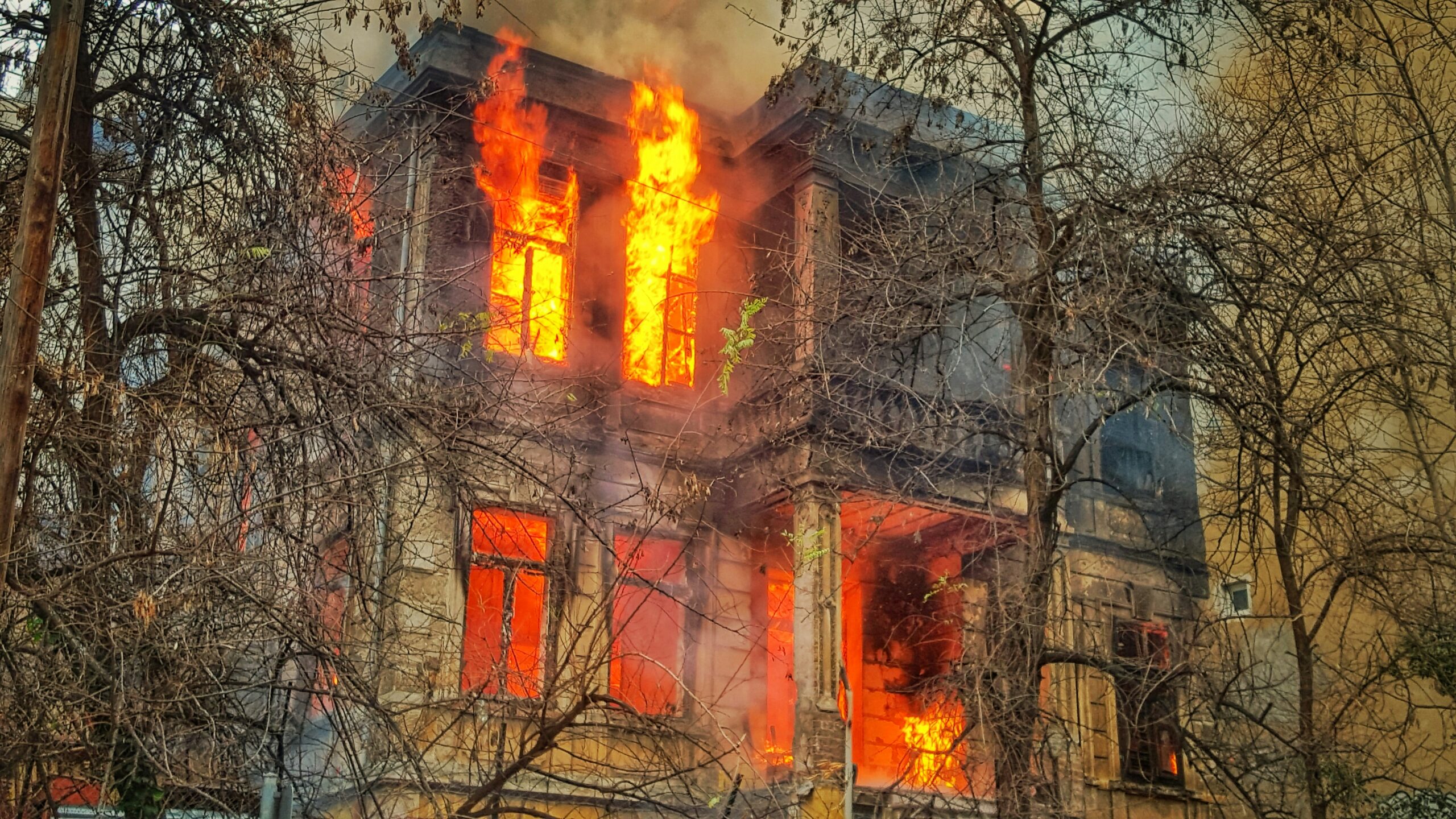 Φωτιά Τώρα: Τι Πρέπει να Γνωρίζετε και Πώς να Αντιδράσετε