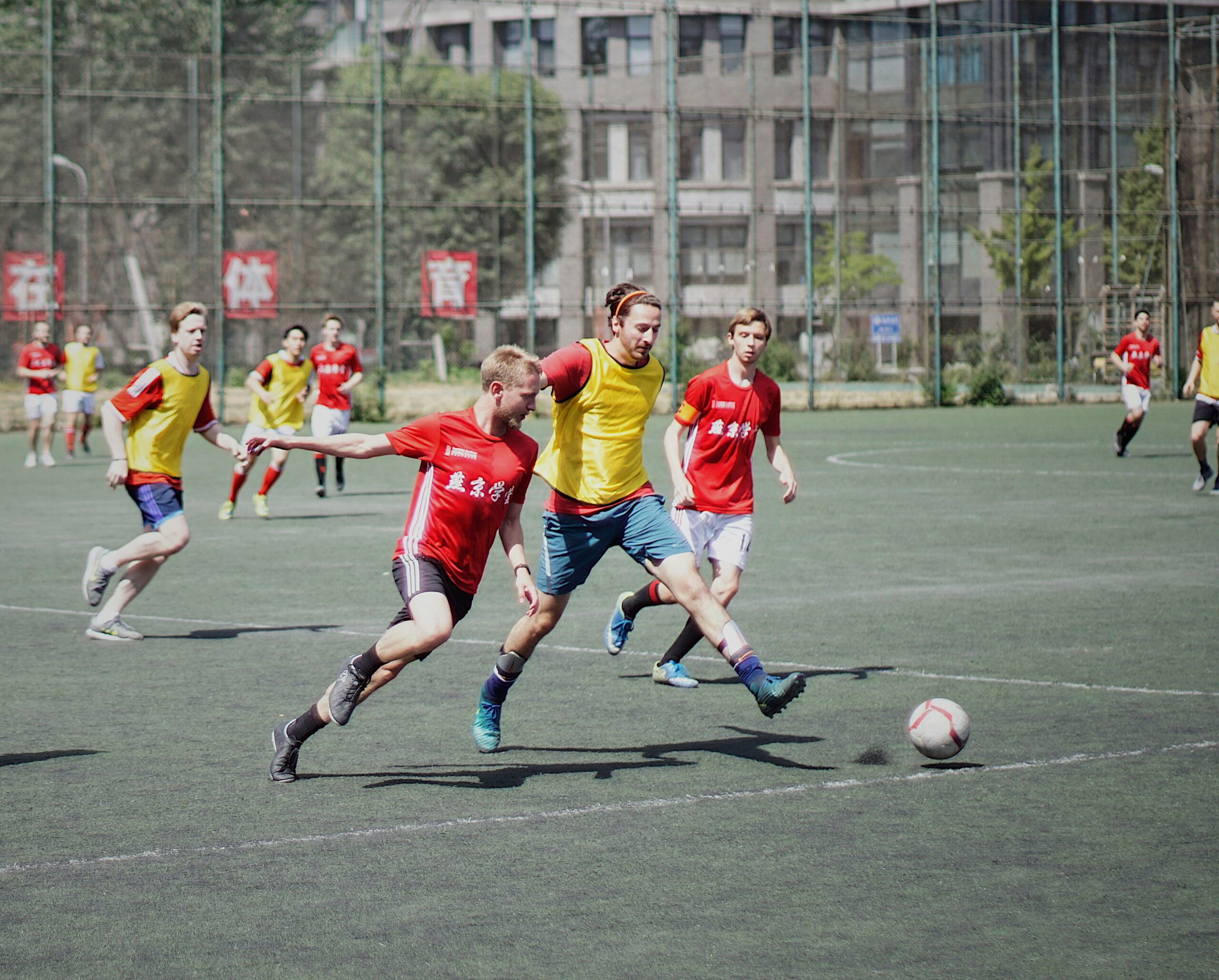 Fútbol para Todos: Renovación de una Cancha y Elementos Deportivos de Fútbol