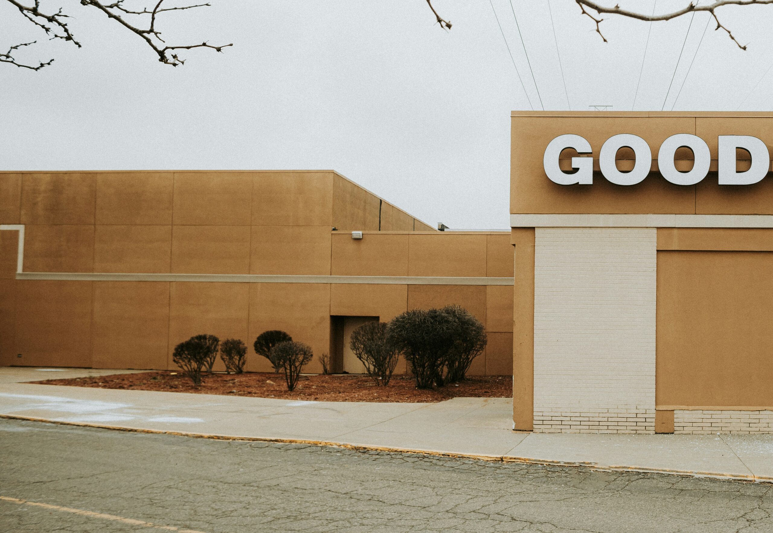 a building with a sign that says good life on it