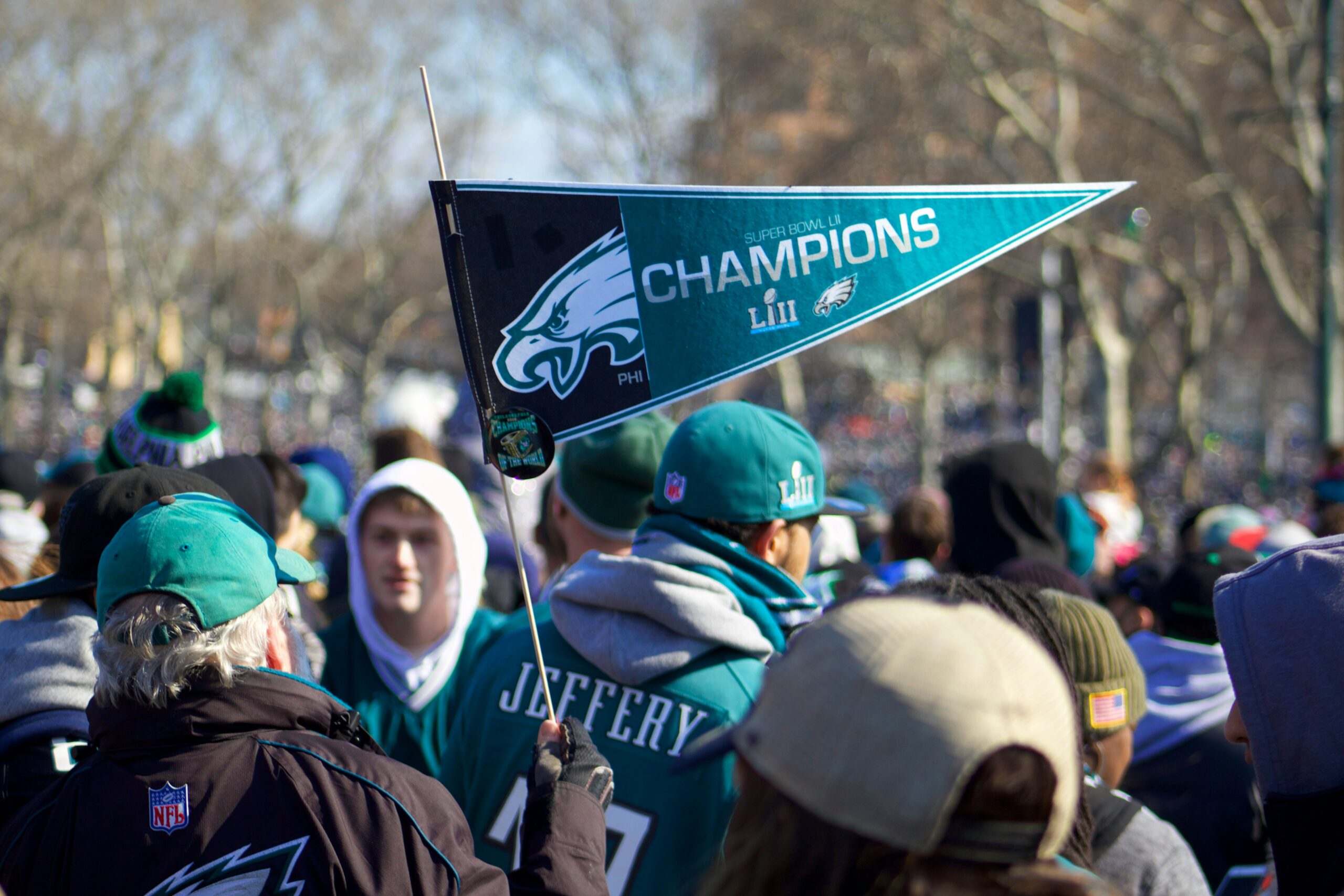 Anne Hathaway: The Eagles’ Superfan and Her Friendship with Paul Rudd